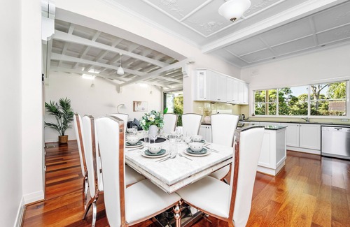 Strathfield Maison | Stathfield Stylish 6br house with Pool/Tennis