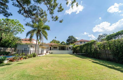 Strathfield Maison | Stylish 6BR Strathfield House Tennis & Fun Games