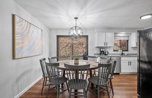 Wexford Maison | Stylish & Accessible 6Bd Home in Wexford/Pittsburg