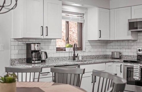 Wexford Maison | Stylish & Accessible 6Bd Home in Wexford/Pittsburg