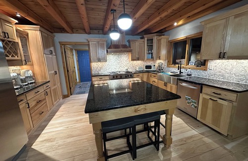 Montague Cabine | Stylish Adult Log Cabin Retreat with pool, generator, multiple fireplaces