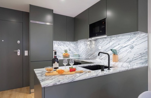 Aldoar Appartement | Host Wise - Stylish and Bright Flat with Balcony