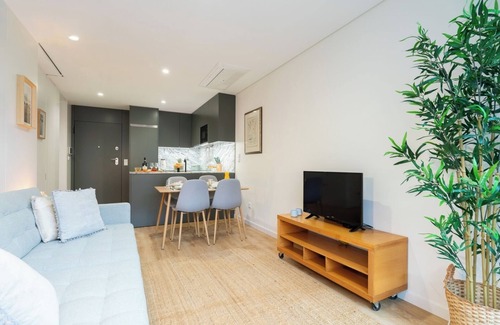 Aldoar Appartement | Host Wise - Stylish and Bright Flat with Balcony