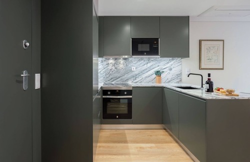 Aldoar Appartement | Host Wise - Stylish and Bright Flat with Balcony