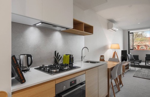 Caulfield North Appartement | Stylish and Cosy A Mid Century Caulfield Retreat