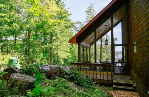 Brill Cabine | Stylish and Cozy Cabin on the Red Cedar Chain overlooking quiet bay