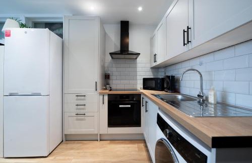 Tollington Appartement | Stylish and Modern 2 Bedroom Flat, Finsbury Park, Sleeps up to 6 guests 3 double beds, Near Emirates Stadium