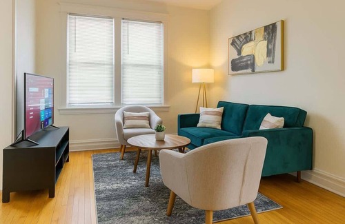 Andersonville Appartement | Stylish and Roomy 2BR in Chicago