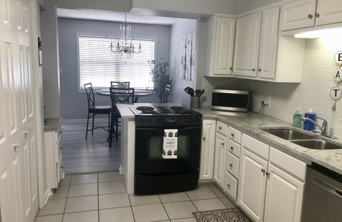 Thomasville Maison | Stylish and Spacious Townhouse overlooking Andrews Lake