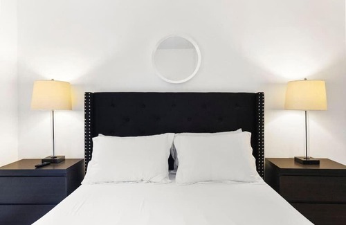 Monroe Appartement | Stylish and Well Appointed in Downtown Monroe.