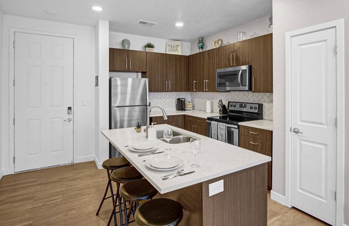 Draper Appartement | Stylish Apartment - Hottub/Parking/Gym/FastWifi/PetFriendly/Coffee Provided