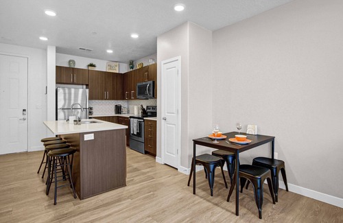 Draper Appartement | Stylish Apartment - Hottub/Parking/Gym/FastWifi/PetFriendly/Coffee Provided