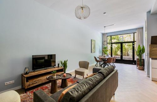 Weesperzijde Appartement | Stylish apartment next to the Amstel river- Unit D