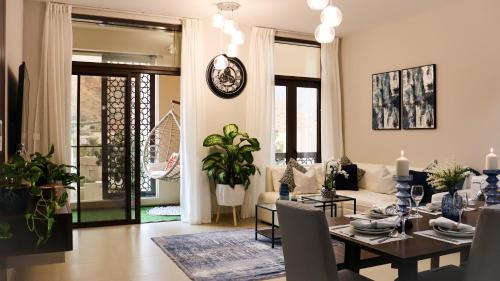 Muscat Appartement | Stylish Apartment with a Jacuzzi (Park&Pool View)
