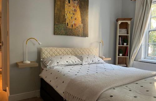 Kidbrooke with Hornfair Appartement | Stylish apt in a 1938 building with parking