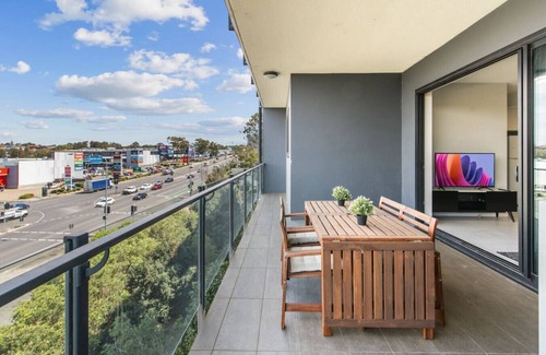 Macgregor Appartement | Stylish Apt w/Balcony Easy Access to Everywhere