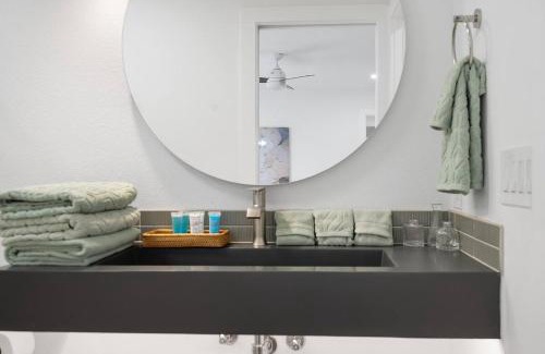 North Austin Civic Association Maison | Stylish Austin Escape 4BR, 2BA, Minutes from Domain, Q2 Stadium