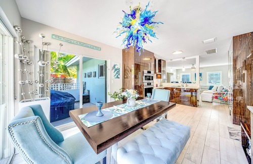 Deerfield Beach Maison | Stylish Beach Home Near Boca with Pool, Golf Cart, Bikes
