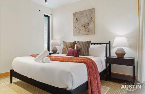 Montopolis Maison | Stylish Boho Loft w Free Prkg with Luxurious King Bed