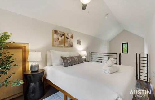 Montopolis Maison | Stylish Boho Loft w Free Prkg with Luxurious King Bed