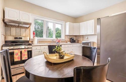 Lower Washington - Mount Hope Maison | Stylish Boston Getaway Near Arboretum & T Station!