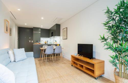 Aldoar Appartement | Stylish & Bright Flat with Balcony by HostWise
