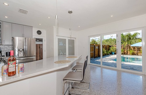 Poinsettia Heights Maison | Stylish & Bright ~ 5★ Location, Pool, Hot Tub, Pkg