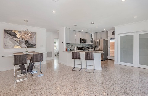 Poinsettia Heights Maison | Stylish & Bright ~ 5★ Location, Pool, Hot Tub, Pkg