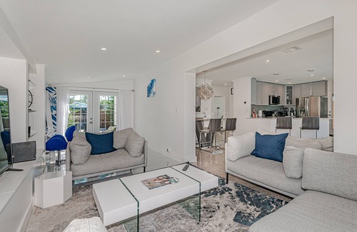 Poinsettia Heights Maison | Stylish & Bright ~ 5★ Location, Pool, Hot Tub, Pkg