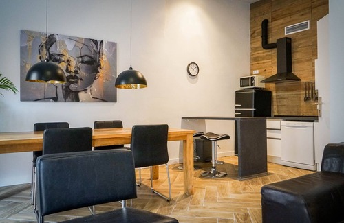 La Victoria Appartement | stylish city center apt.king bed