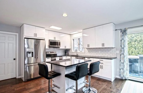 Groton Long Point Maison | Quintessential beach getaway, one block to GLP's private beaches. Pet-Friendly!