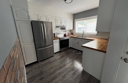 Welland Maison | Stylish comfort near the falls- family friendly relaxation awaits!