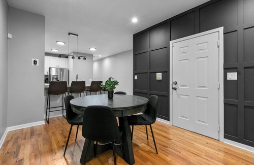 Near West Side Copropriété | Stylish & Comfy 2BR/2.5BTH condo w/ Pool and Poker table near Med/United Center