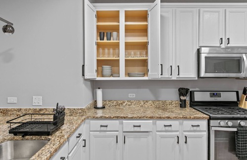Near West Side Copropriété | Stylish & Comfy 2BR/2.5BTH condo w/ Pool and Poker table near Med/United Center