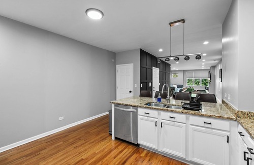 Near West Side Copropriété | Stylish & Comfy 2BR/2.5BTH condo w/ Pool and Poker table near Med/United Center