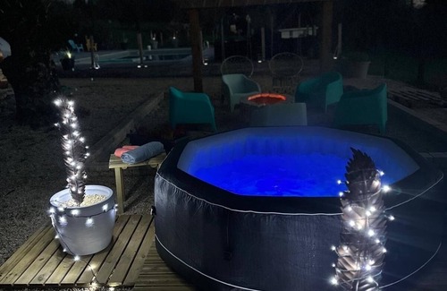 Coulaures Maison | Stylish complex - perfect for friends and families gatherings of up-to 24