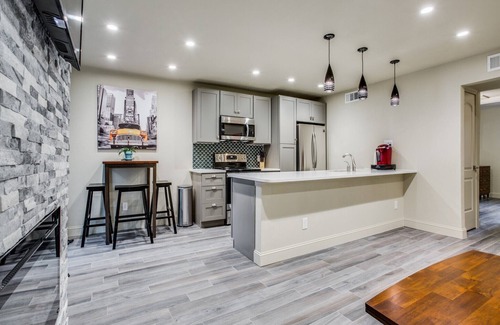 Northeast Dallas Maison | Condo de luxe près de SMU, NorthPark et Greenville Ave avec piscine