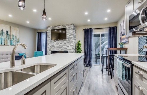 Northeast Dallas Maison | Condo de luxe près de SMU, NorthPark et Greenville Ave avec piscine