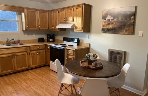 Hohenwald Cottage | Stylish Cottage central to wineries, Natchez Trace, Buffalo River, Amish Country