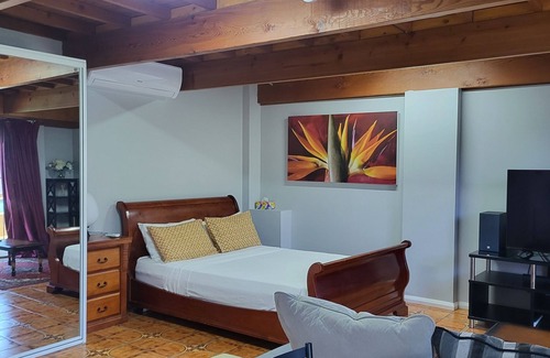 Windsor Chalet De Ski | Stylish Cozy Swimming Pool Facing Self-Contained Room No 2 in delightful Windsor