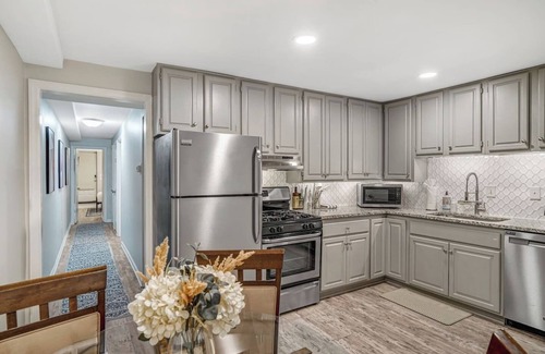 Columbia Heights Maison | Stylish DC Getaway Free Parking