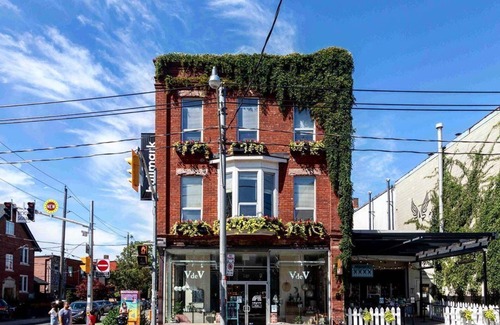 Beaconsfield Village Copropriété | Stylish Downtown 1 BR with a Stunning View | Close to Everything
