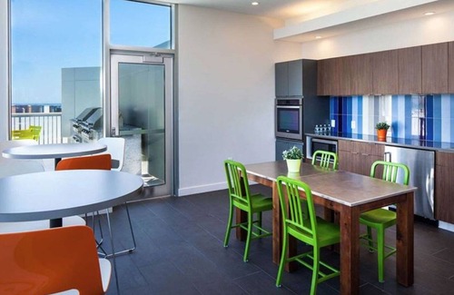 Theatre District Appartement | Stylish Downtown 1BR w/ Luxury Amenities and Rooftop Views by Blueground