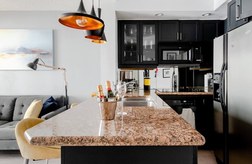 Financial District Appartement | Stylish downtown apartment with private patio and parking