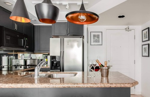 Financial District Appartement | Stylish downtown apartment with private patio and parking
