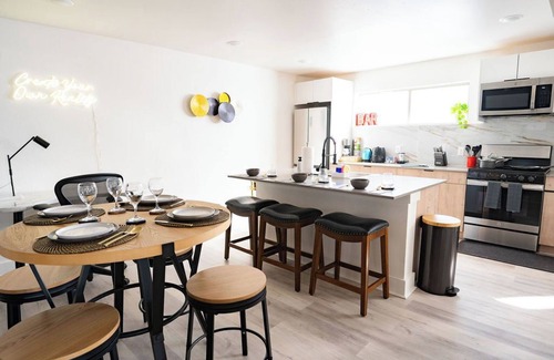 Old East Dallas Appartement | Stylish Downtown Apt - Workspace + Games + Parking