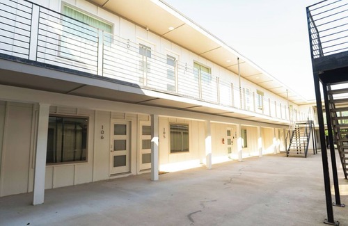 Old East Dallas Appartement | Stylish Downtown Apt - Workspace + Games + Parking