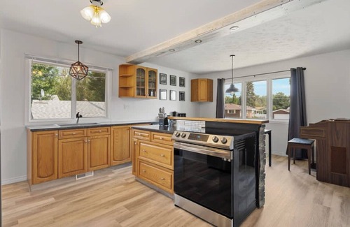 Drumheller Maison | Stylish Drumheller Retreat: Steps from the Red Deer River!