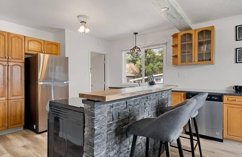 Drumheller Maison | Stylish Drumheller Retreat: Steps from the Red Deer River!