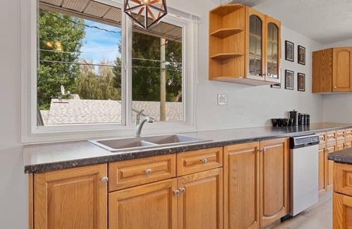 Drumheller Maison | Stylish Drumheller Retreat: Steps from the Red Deer River!